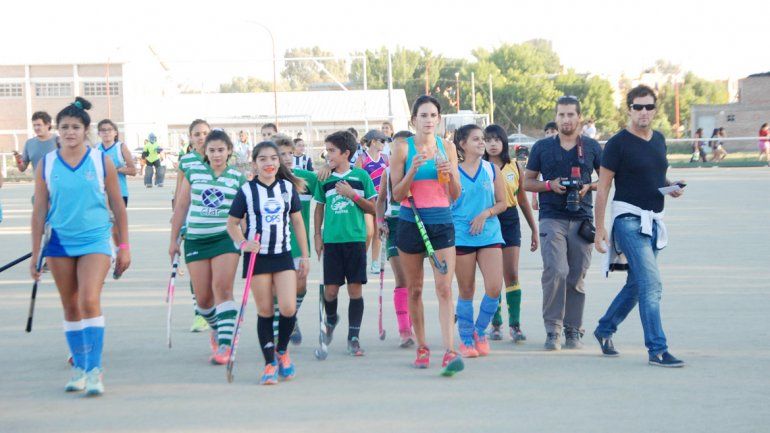 Luciana Aymar brindó una conferencia y por la tarde dio una clínica para chicas de 13 a 15 años en Marabunta.