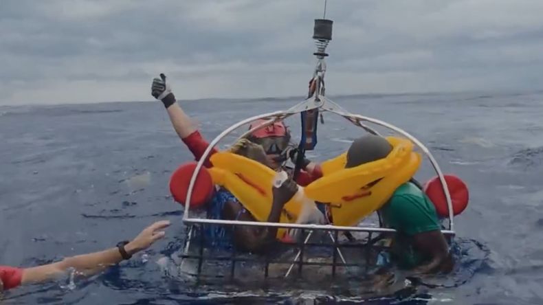 El milagroso rescate de 11 personas que quedaron a la deriva tras caer con un avión al océano | LM Neuquen El milagroso rescate de 11 personas que quedaron a la deriva tras caer con un avión al océano