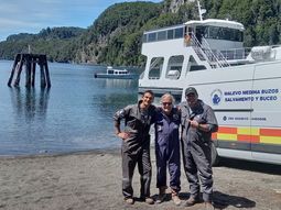 Tony Brochado (en el medio), junto Juan Medina y Juan Angel Allieri, de Puerto Madryn. Juntos realizar la inspección a la embarcación en Villa la Angostura. Tony Brochado (en el medio), junto Juan Medina y Juan Angel Allieri, de Puerto Madryn. Juntos realizar la inspección a la embarcación en Villa la Angostura.