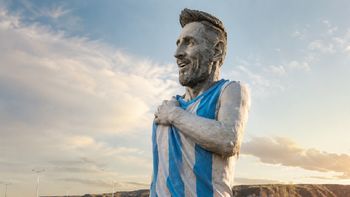 El escultor que construye la estatua de Messi más alta del mundo El escultor que construye la estatua de Messi más alta del mundo
