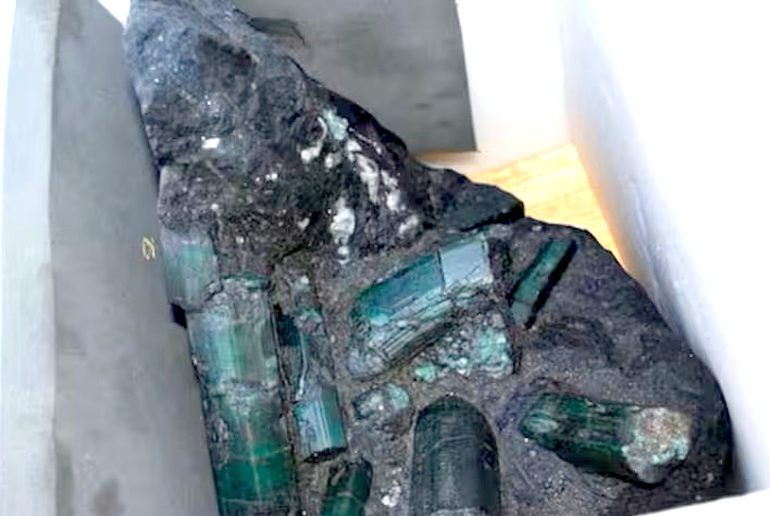 La masa de esquisto negro, con los cristales verdes La masa de esquisto negro, con los cristales verdes