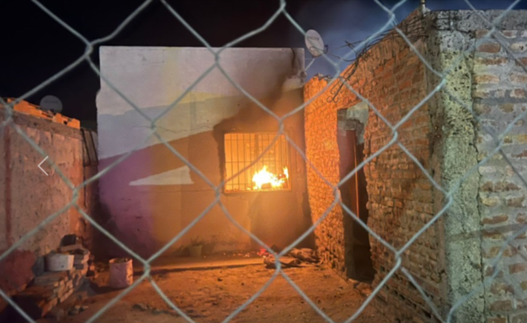 Se pudo determinar que las llamas se iniciaron en la cocina y la policía detectó que la puerta de la vivienda había sido forzada. Se pudo determinar que las llamas se iniciaron en la cocina y la policía detectó que la puerta de la vivienda había sido forzada.