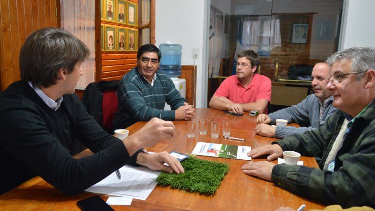 Firma del convenio para la instalación de una carpeta de césped sintético en el estadio de Junín de los Andes.
