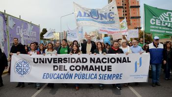 Las autoridades de la UNCo y los sindicatos de la casa de altos estudios encabezaron la marcha. Las autoridades de la UNCo y los sindicatos de la casa de altos estudios encabezaron la marcha.