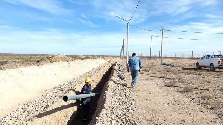 Durante años llevar servicios a lotes sociales y cooperativas en la meseta fue casi imposible. Se vendían terrenos sin agua y la gente no pudo construir. Durante años llevar servicios a lotes sociales y cooperativas en la meseta fue casi imposible. Se vendían terrenos sin agua y la gente no pudo construir.