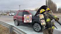 se le prendio fuego el motor de la camioneta mientras manejaba en la ex ruta 22