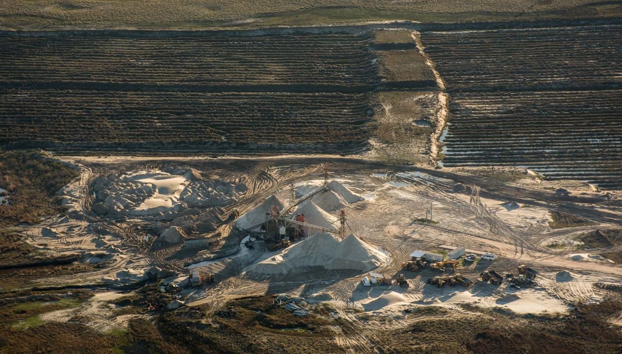 Clausuraron la planta de lavado de una arenera silícea