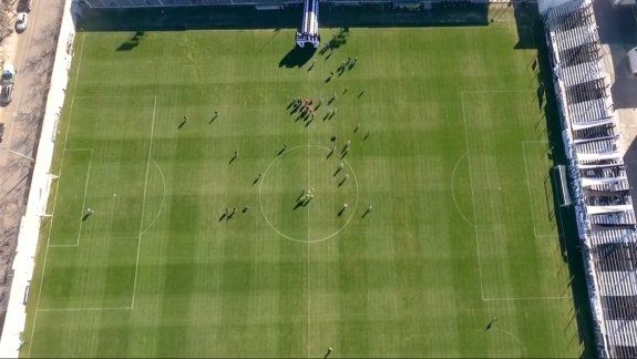 Cipo pisó el césped natural para un partido oficial en casa tras muchos años.