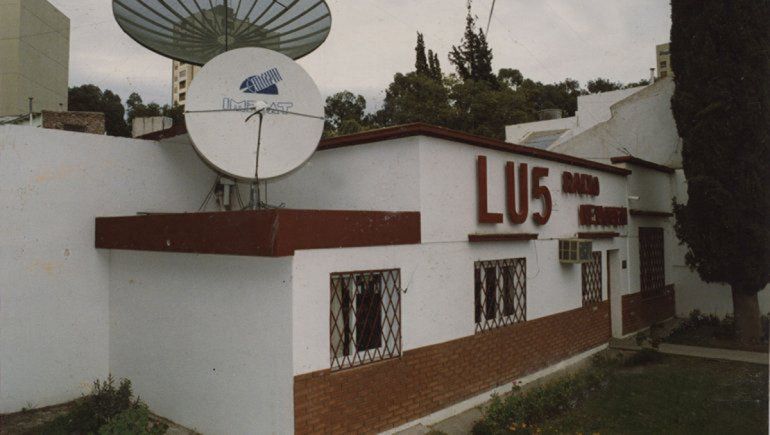 Un tótem para recordar la primera emisión de LU5