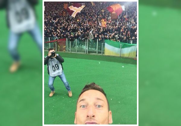 Totti hizo un golazo en el clásico romano y lo celebró con una selfie