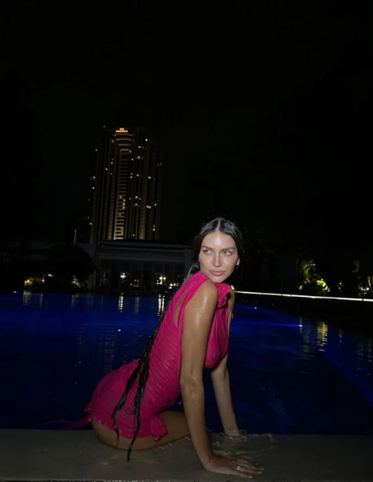 Zaira aprovechó una pool-party y se sacó fotos mojada, al borde la pileta. Zaira aprovechó una pool-party y se sacó fotos mojada, al borde la pileta.