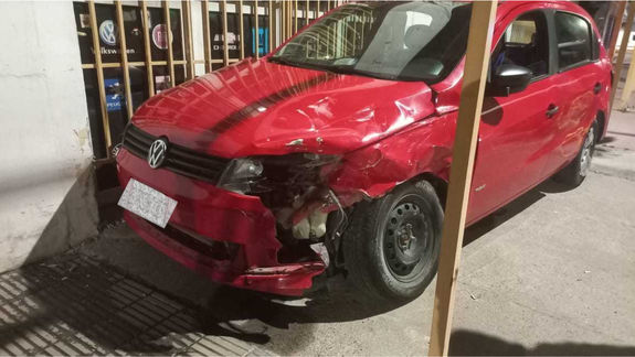 Impactante choque con destrozos: un auto quedó en la vereda de un local de repuestos