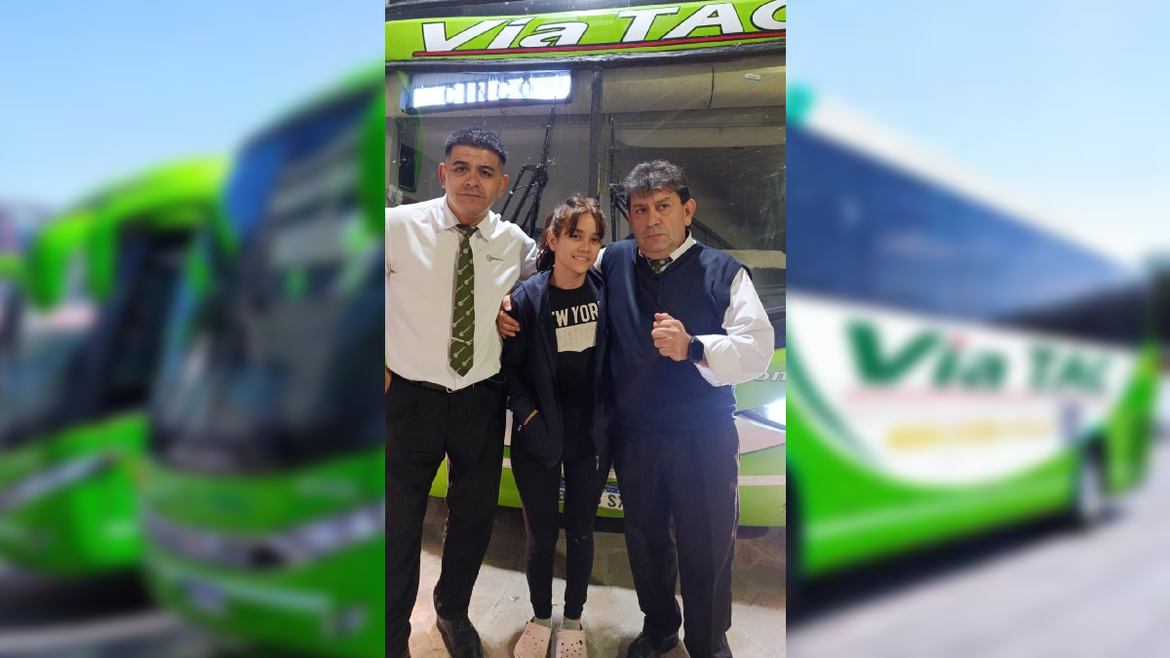 La adolescente de 14 años abordó el colectivo sola, sin embargo los conductores no la dejaron en ningún momento. | LM Neuquen La adolescente de 14 años abordó el colectivo sola, sin embargo los conductores no la dejaron en ningún momento.