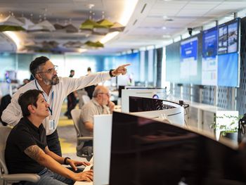 YPF inauguró la sala Real Time Intelligence Center en su torre de Puerto Madero.