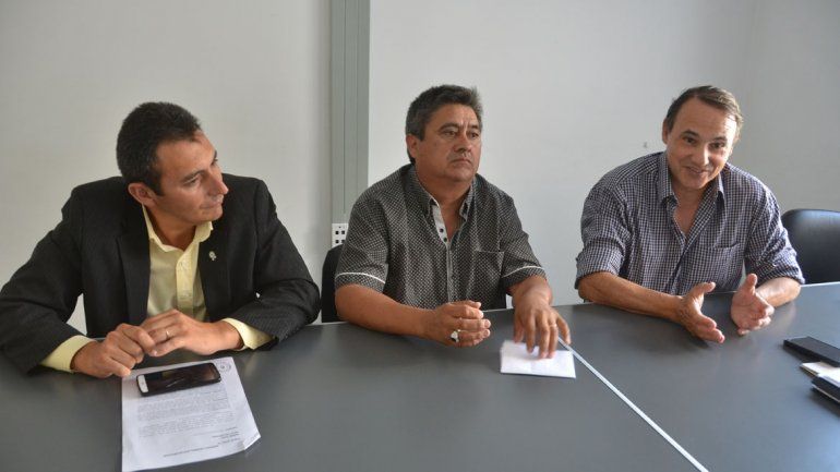 Celedino Soto junto a sus abogados Nahuel Urra y Gustavo Lucero.