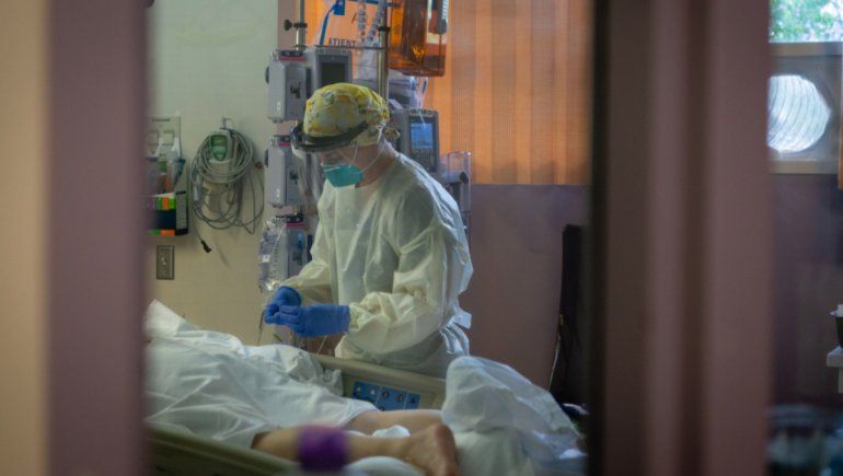 Covid-19: fue a ver a su esposo internado y descubrió que lo cuidaba la amante