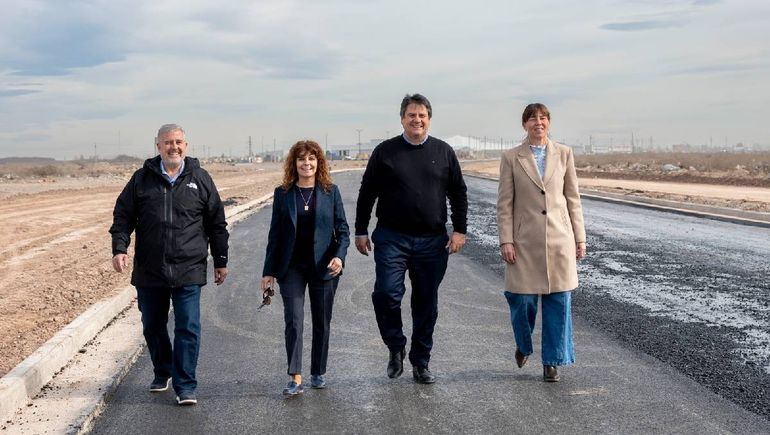 El intendente Mariano Gaido junto a Alejandro Nicola, María Pasqualini y Julieta Corroza, en el inicio de la pavimentación del nuevo ingreso a la ciudad por la Autovía Norte. El intendente Mariano Gaido junto a Alejandro Nicola, María Pasqualini y Julieta Corroza, en el inicio de la pavimentación del nuevo ingreso a la ciudad por la Autovía Norte.