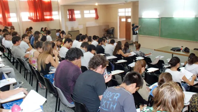 Alumnos de  la carrera Ingeniería en Petróleo de la Universidad Nacional del Comahue (UNCo)