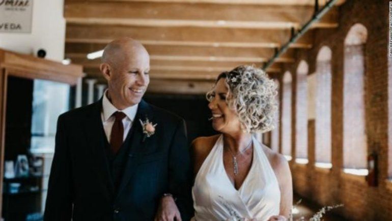 Viral: hombre con alzhéimer olvidó que estaba casado y se volvió a casar con su mujer.