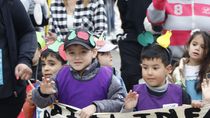 Los niños también son protagonistas del desfile aniversario de Cipolletti. Foto: Anahí Cárdena