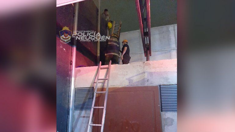 Intentó fugarse de un hogar por los techos, se asustó por la altura y tuvo que ser rescatado