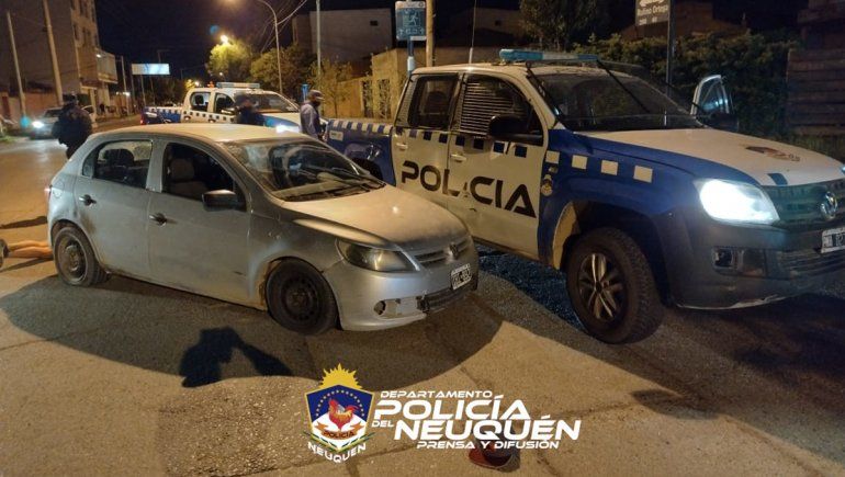 Su ex la atacó con un cuchillo y dos vecinos la defendieron