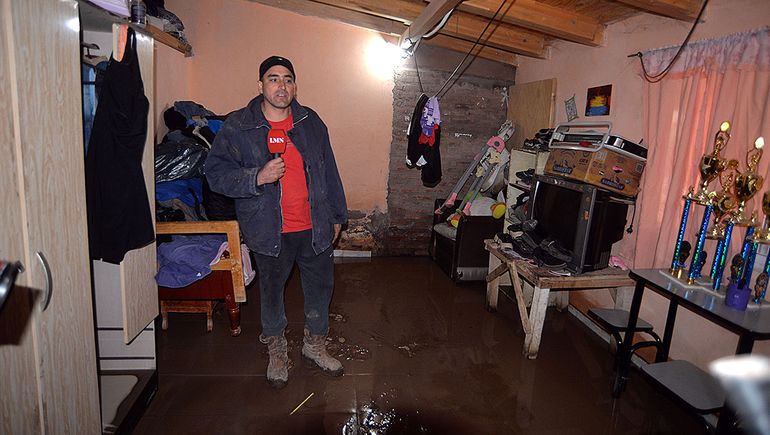 El drama de vivir con la casa inundada: acampe en la barda y familias amuchadas