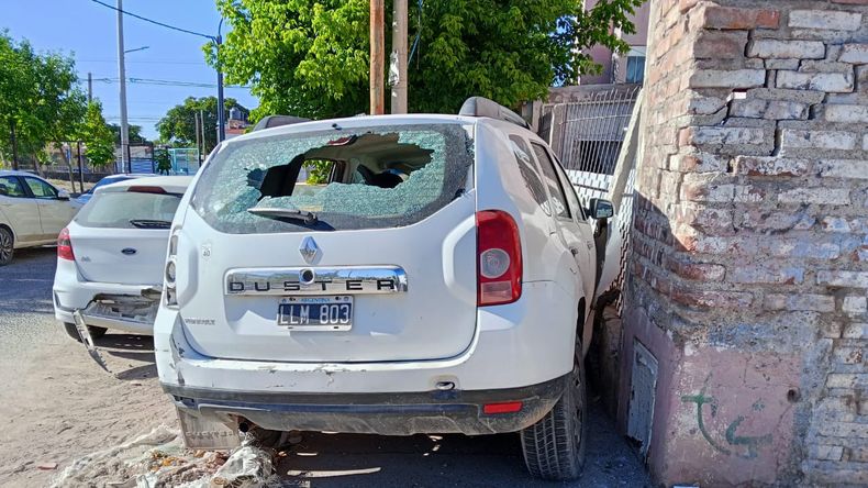 Año Nuevo de terror: un borracho al volante chocó una casa, cinco autos y no se hizo cargo | LM Neuquen Año Nuevo de terror: un borracho al volante chocó una casa, cinco autos y no se hizo cargo