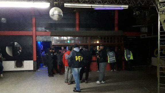 Allanaron un local bailable por trabajo en negro