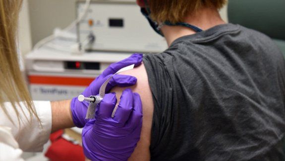 Investigación y ensayos: una vacuna podría estar lista para antes de fin de año