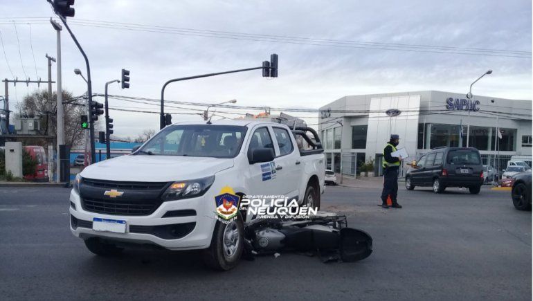 Espectacular choque entre una moto y una camioneta