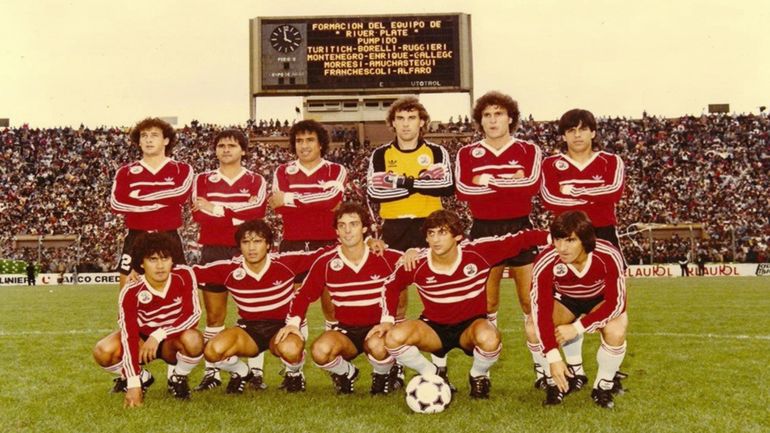 El nuevo lanzamiento de Adidas se encuentra inspirado en la camiseta alternativa que lució River en 1986.