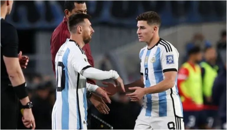 Messi ingresó a los 52 minutos del segundo tiempo y alegró a los hinchas que habían viajado al Monumental para verlo. Messi ingresó a los 52 minutos del segundo tiempo y alegró a los hinchas que habían viajado al Monumental para verlo.