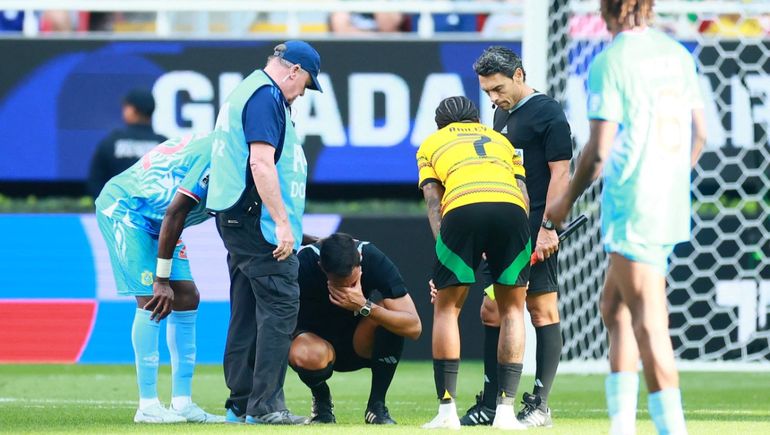 El árbitro argentino que se lesionó dirigiendo el repechaje al Mundial 2026.