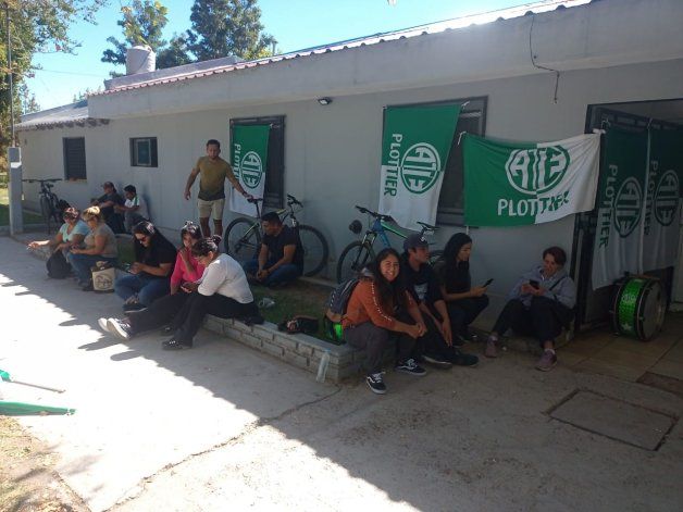 Plottier: municipales encerraron a los concejales en el Deliberante por el bono