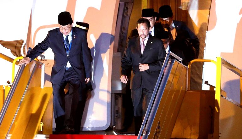 El sultán de Brunéi, descendiendo del avión El sultán de Brunéi, descendiendo del avión