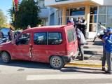 Un motociclista quedó debajo de una camioneta y se salvó de milagro. Foto: LMCipolletti.