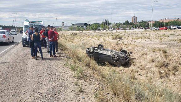Perdió el control y terminó con sus cuatro ruedas para arriba