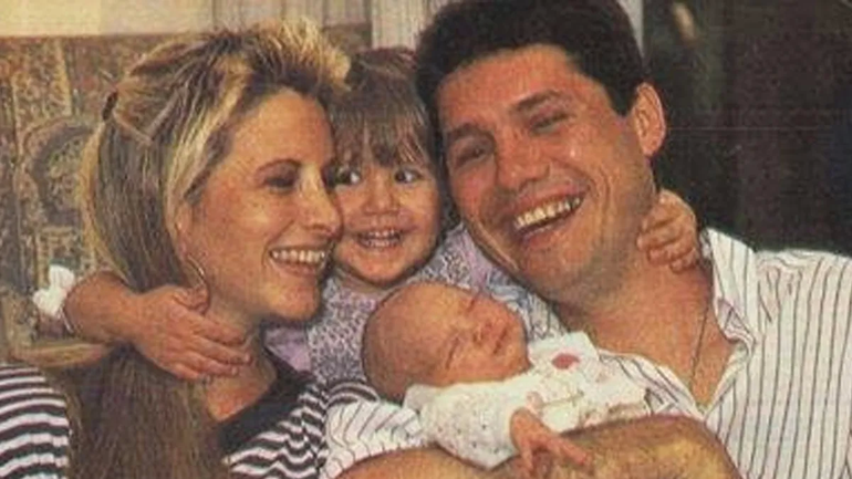 Soledad Aquino con Tinelli y sus dos hijas de pequeñas