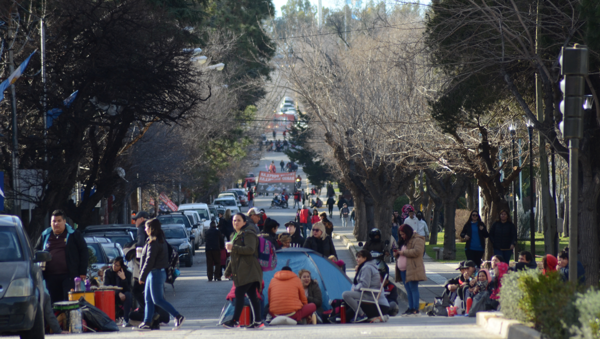 Provincia mejoró la oferta y organizaciones sociales levantaron el acampe
