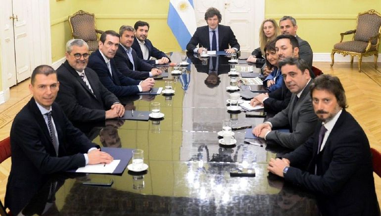 Javier Milei y el presidente de la Cámara de Diputados Martín Menem, junto a funcionarios de su gobierno y diputados radicales, incluido el neuquino Pablo Cervi.