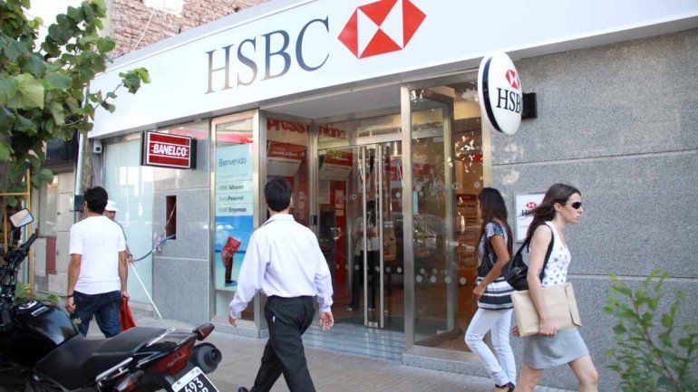 Quiroga insiste en que los bancos abran de 10 a 15