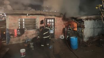 Increíble agresión a los bomberos en Chubut: fueron a apagar un incendio y los recibieron a piedrazos. Increíble agresión a los bomberos en Chubut: fueron a apagar un incendio y los recibieron a piedrazos.
