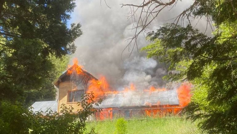 Voraz incendio destruyó una cabaña en Villa La Angostura