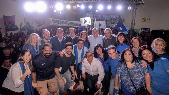 Juntos en serio. Nicola y los candidatos, con Gutiérrez, Sapag y Figueroa.