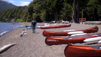 El camping del Lago Correntoso está administrado por la comunidad Paichil Antriao. No tiene una habilitación municipal, pero funciona hace años.