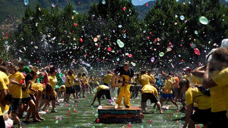 Organizan una gran guerra de bombitas de agua para despedir el año