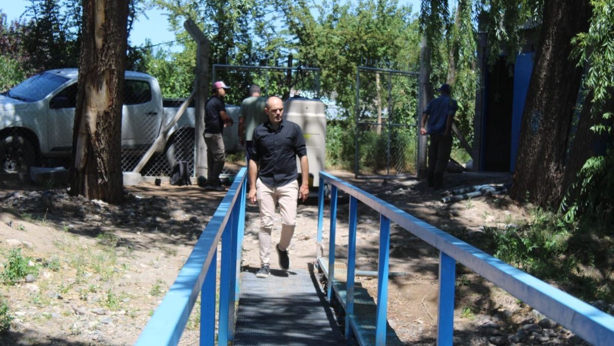 Esteban Cimolai, intendente de Centenario, recorriendo las obras de agua.