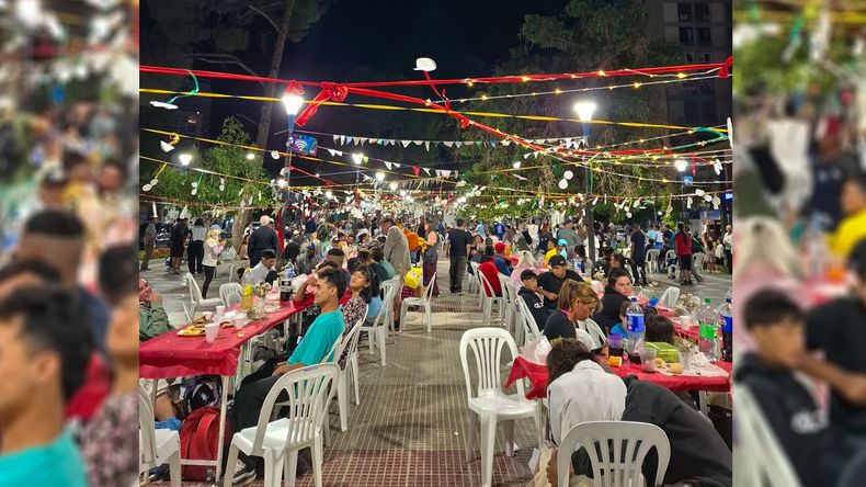 Una mesa navideña en plena Avenida Argentina para cientos de familias: así se vivió la emotiva iniciativa solidaria | LM Neuquen Una mesa navideña en plena Avenida Argentina para cientos de familias: así se vivió la emotiva iniciativa solidaria