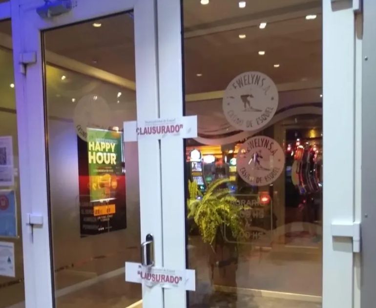 En enero el casino de Esquel fue clausurado por presencia de dos menores en la sala de juegos. En enero el casino de Esquel fue clausurado por presencia de dos menores en la sala de juegos.